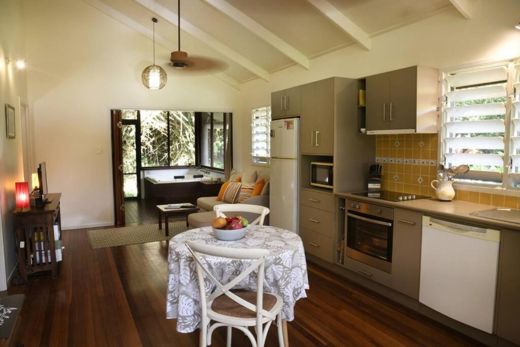 Lillypads Yellow Cottage - Rainforest Getaway