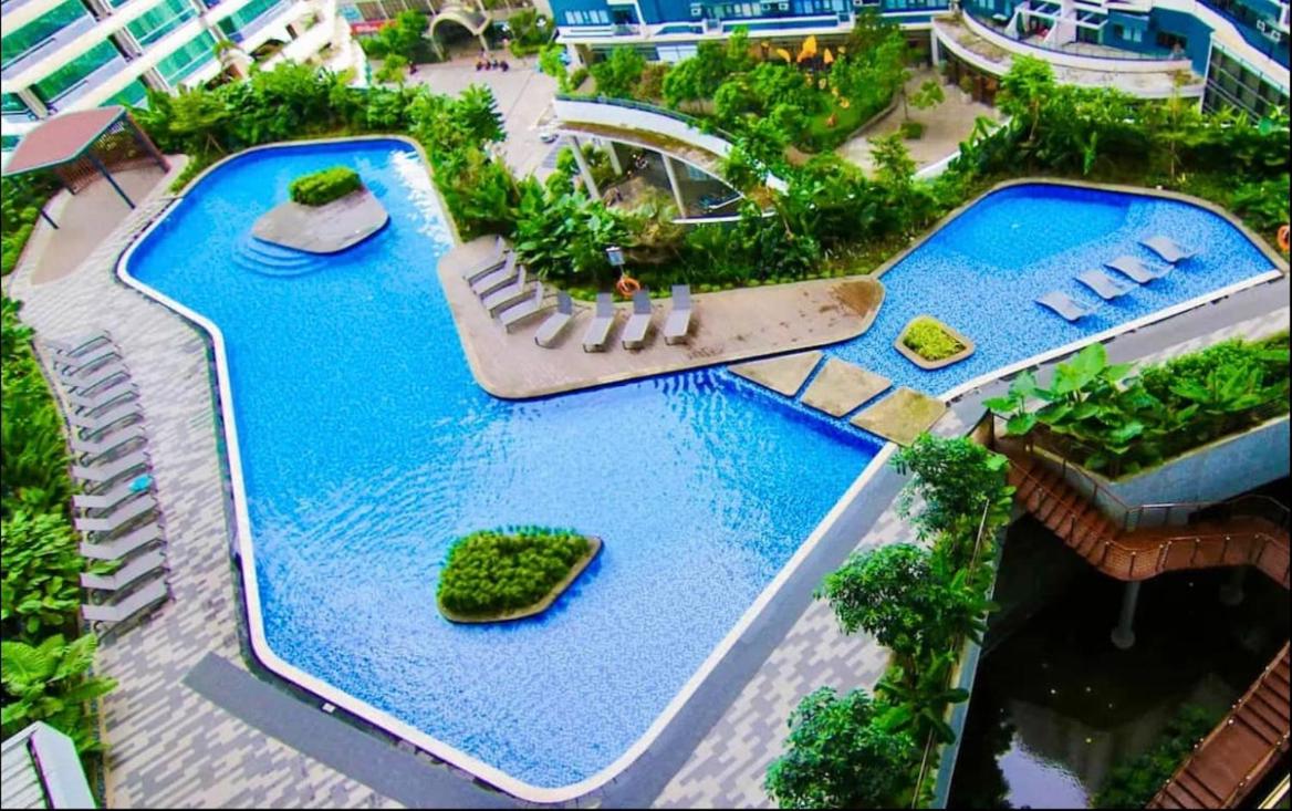 Apartment Condo in Air Residences Makati wifi Netflix Disney, pool & mall view 5