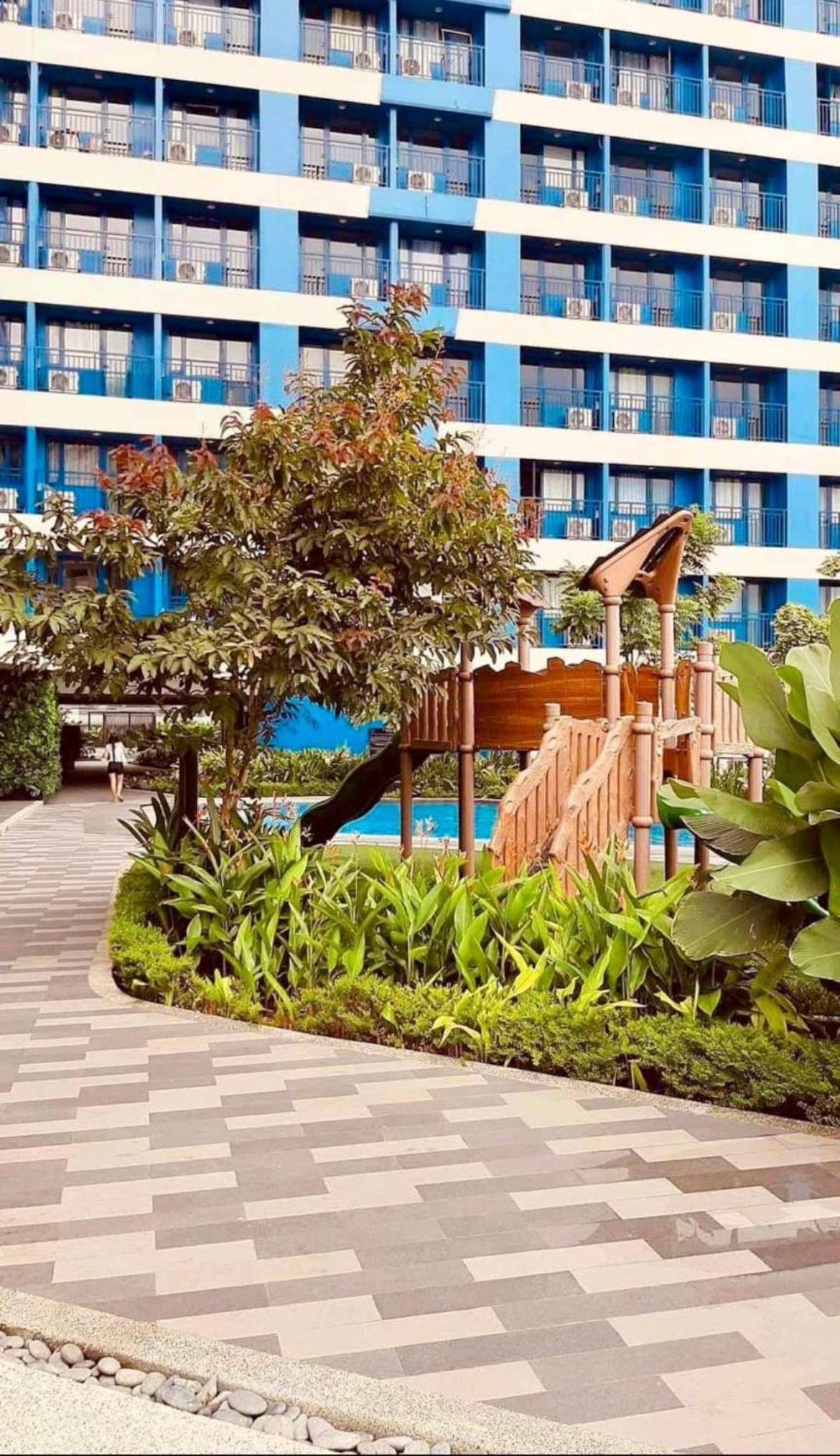Apartment Condo in Air Residences Makati wifi Netflix Disney, pool & mall view 2