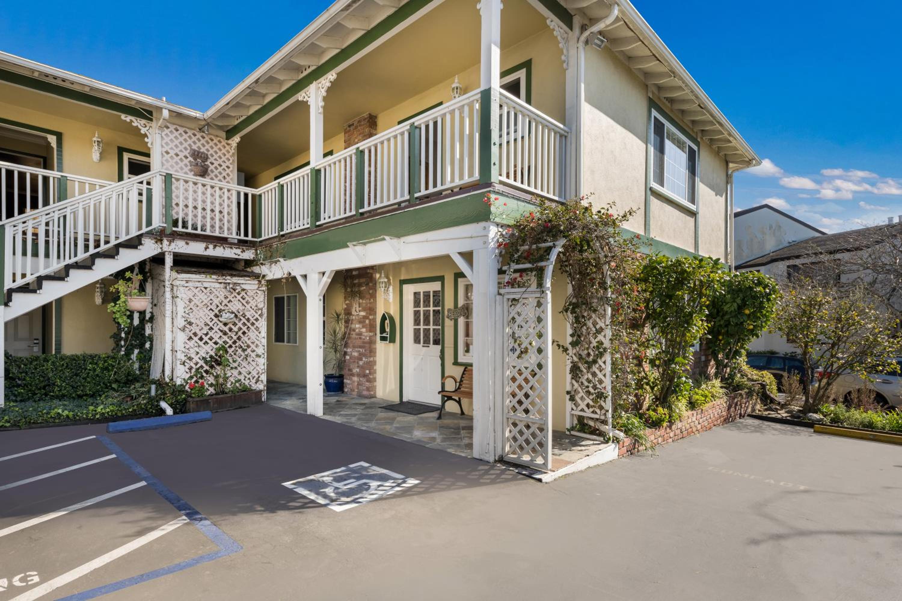 Monterey Vacations - Carmel Inn  Suites - Property Image 1