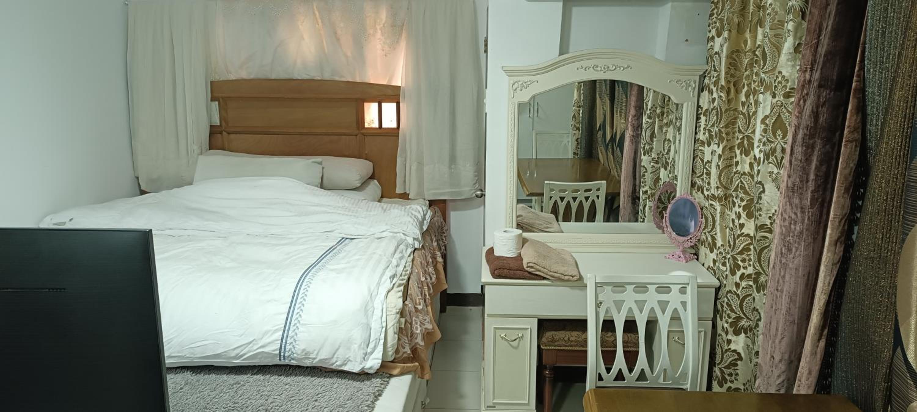 Cozy condo with KING-size bed, 70inch Samsung SmartTV , in calm Urban Deca Homes Tipolo complex view 2