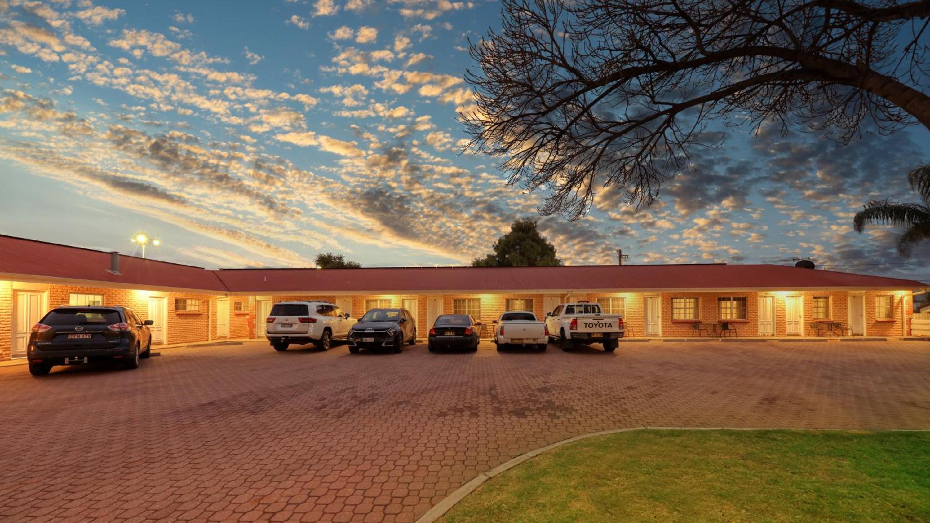 Charles Rasp Motor Inn & Cottages
