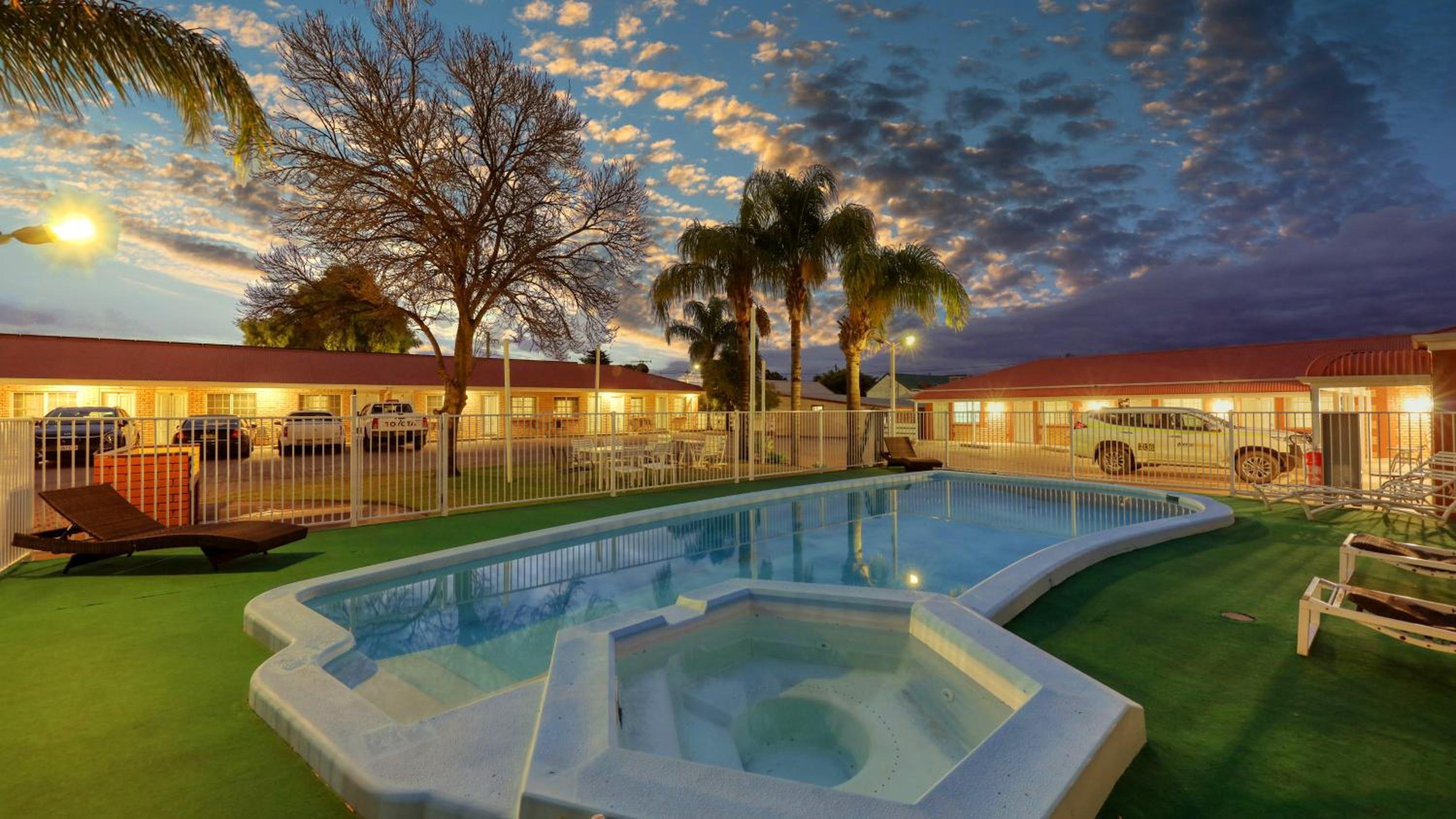 Charles Rasp Motor Inn & Cottages