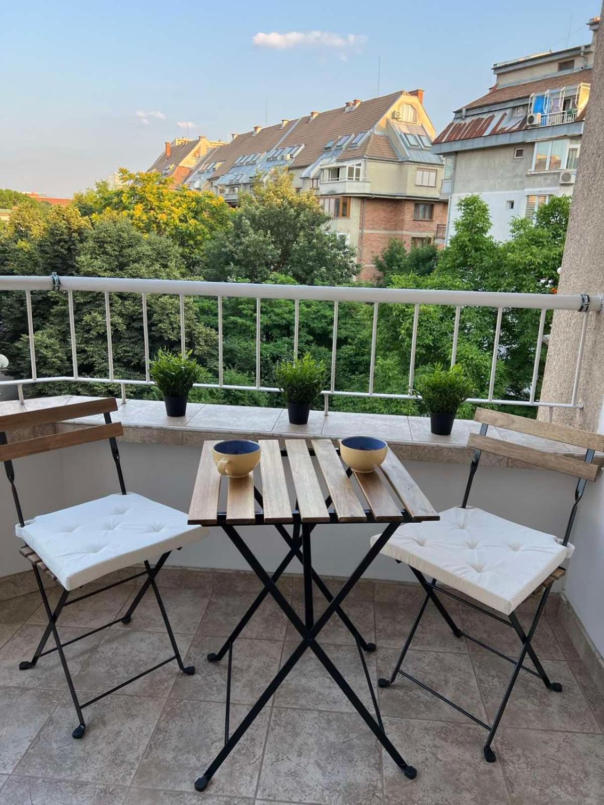 Lugano Couples Quiet Apt w Free Street Parking