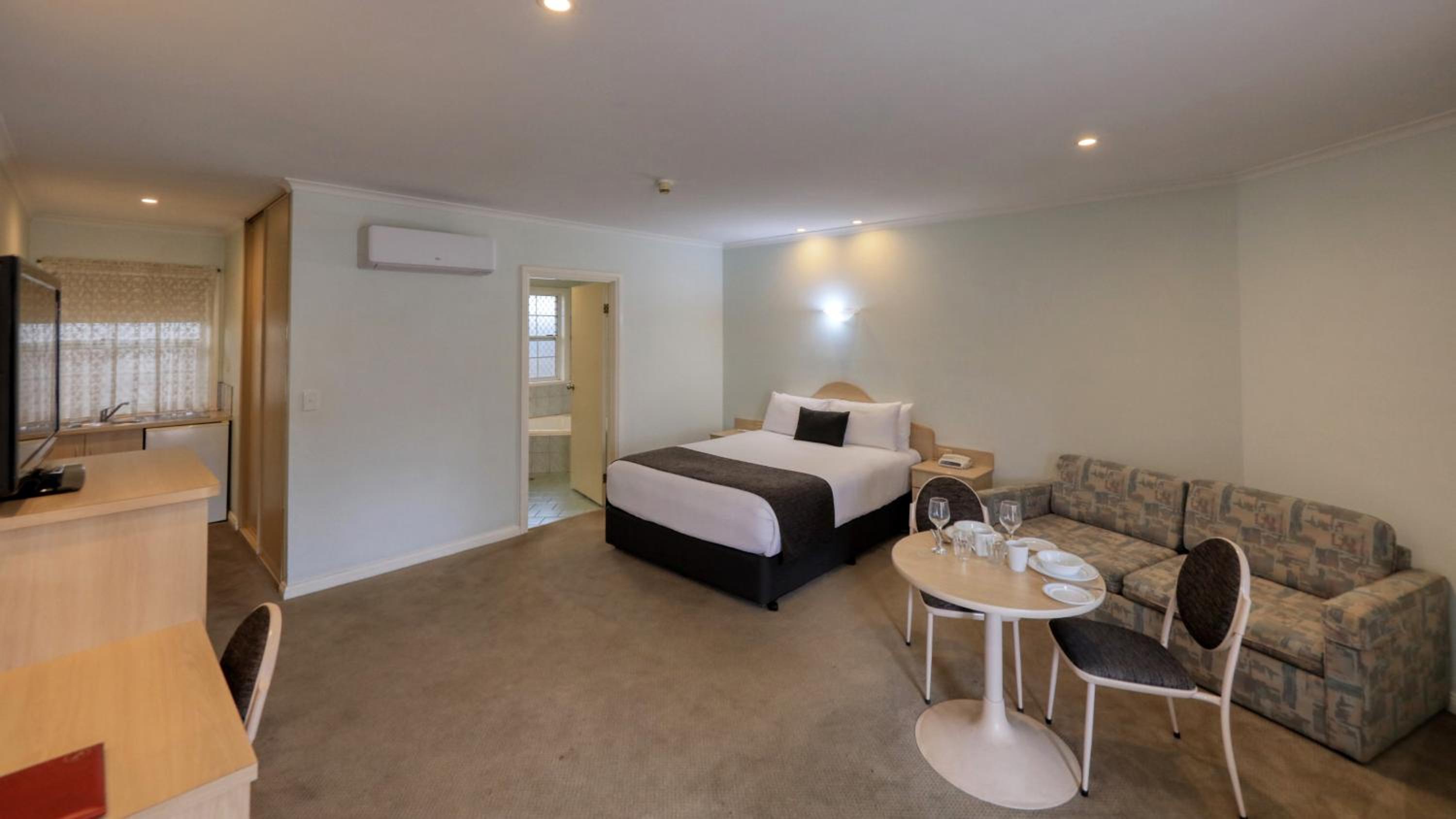 Charles Rasp Motor Inn & Cottages