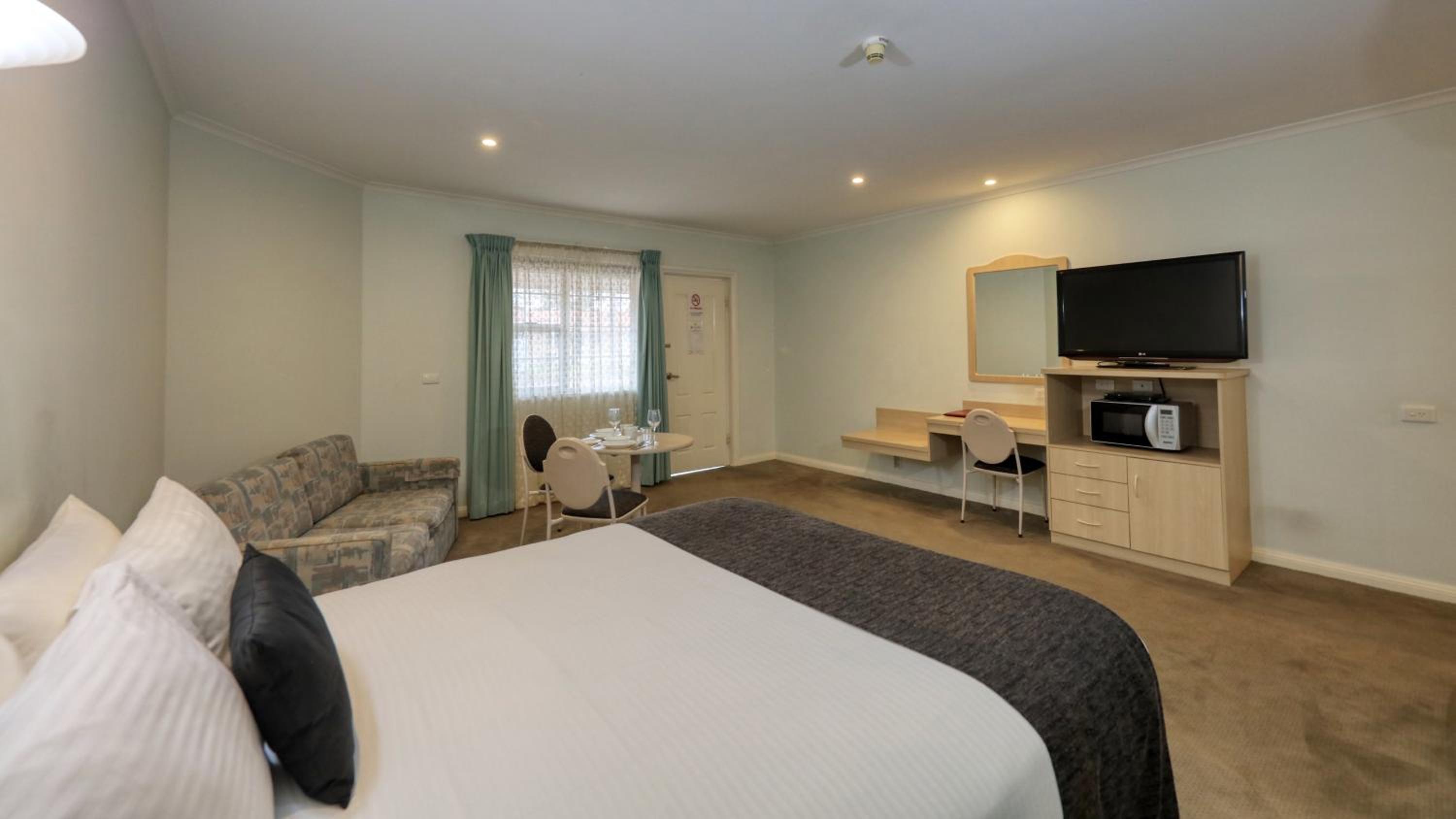 Charles Rasp Motor Inn & Cottages