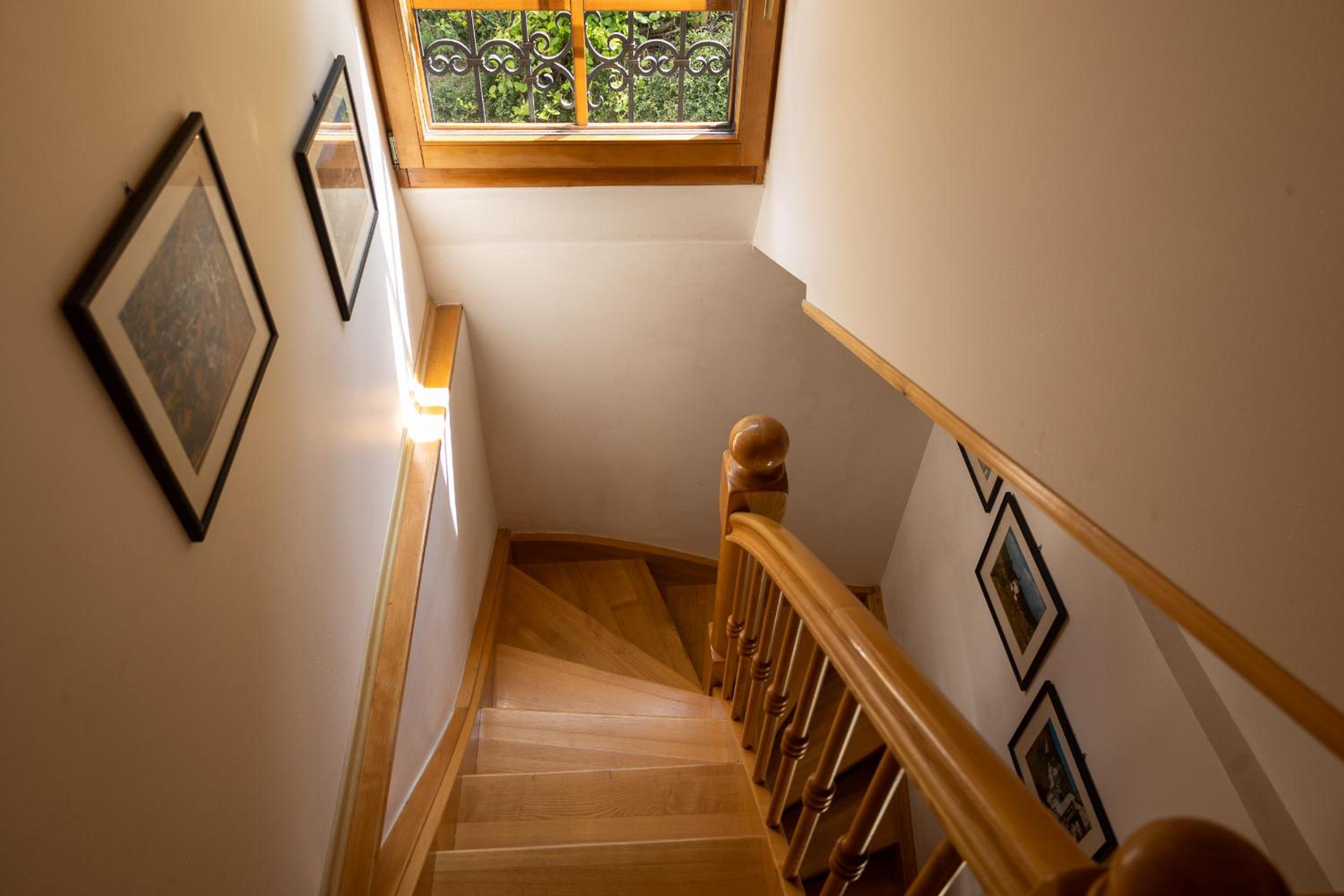 Villa Amalia, centrum Banska Stiavnica, parkovanie pre 2 auta, velka zahrada s krbom, cela Villa Amalia pre 16 osob alebo samostatne nezavisle prve podlazi view 2