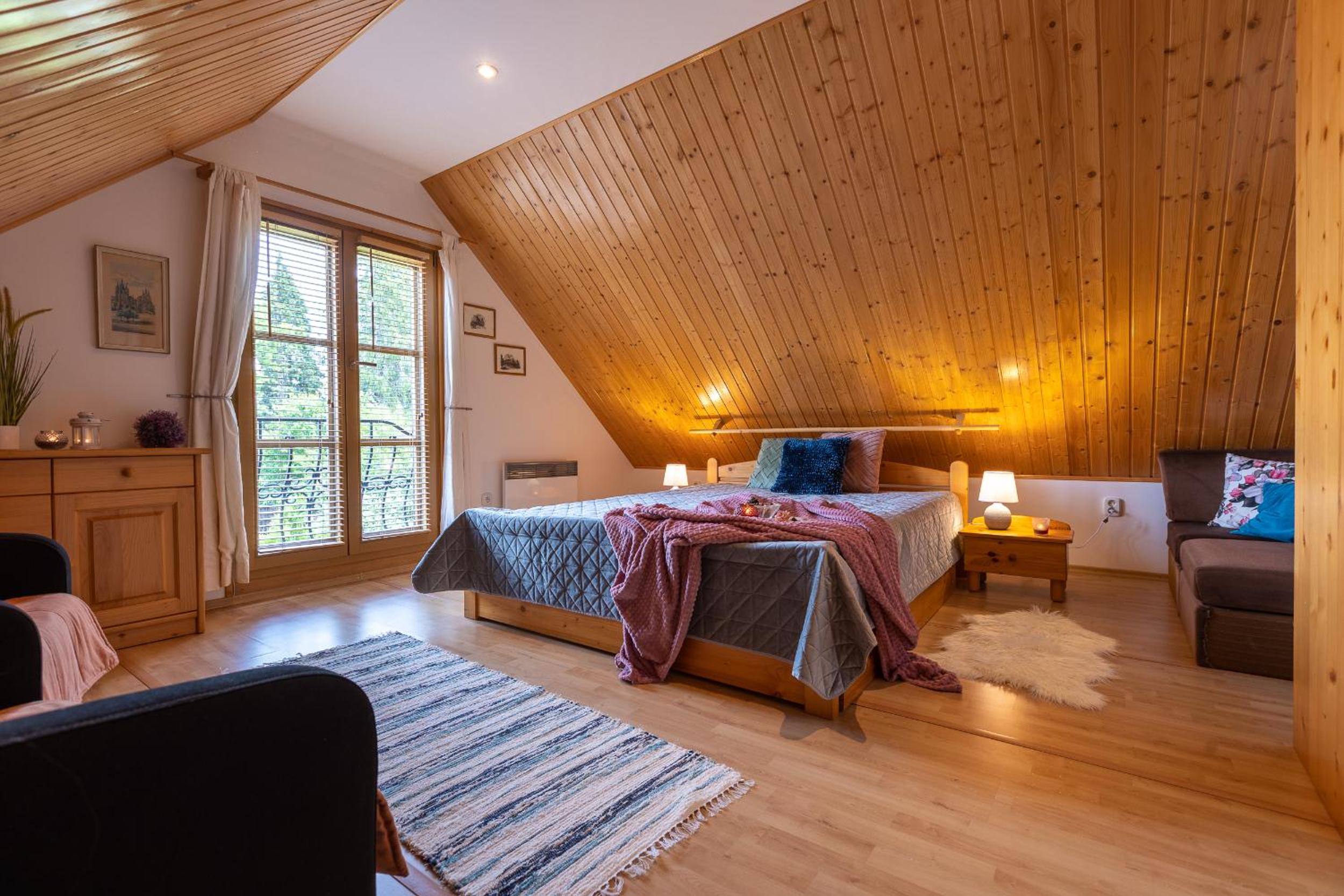 Villa Amalia, centrum Banska Stiavnica, parkovanie pre 2 auta, velka zahrada s krbom, cela Villa Amalia pre 16 osob alebo samostatne nezavisle prve podlazi view 3