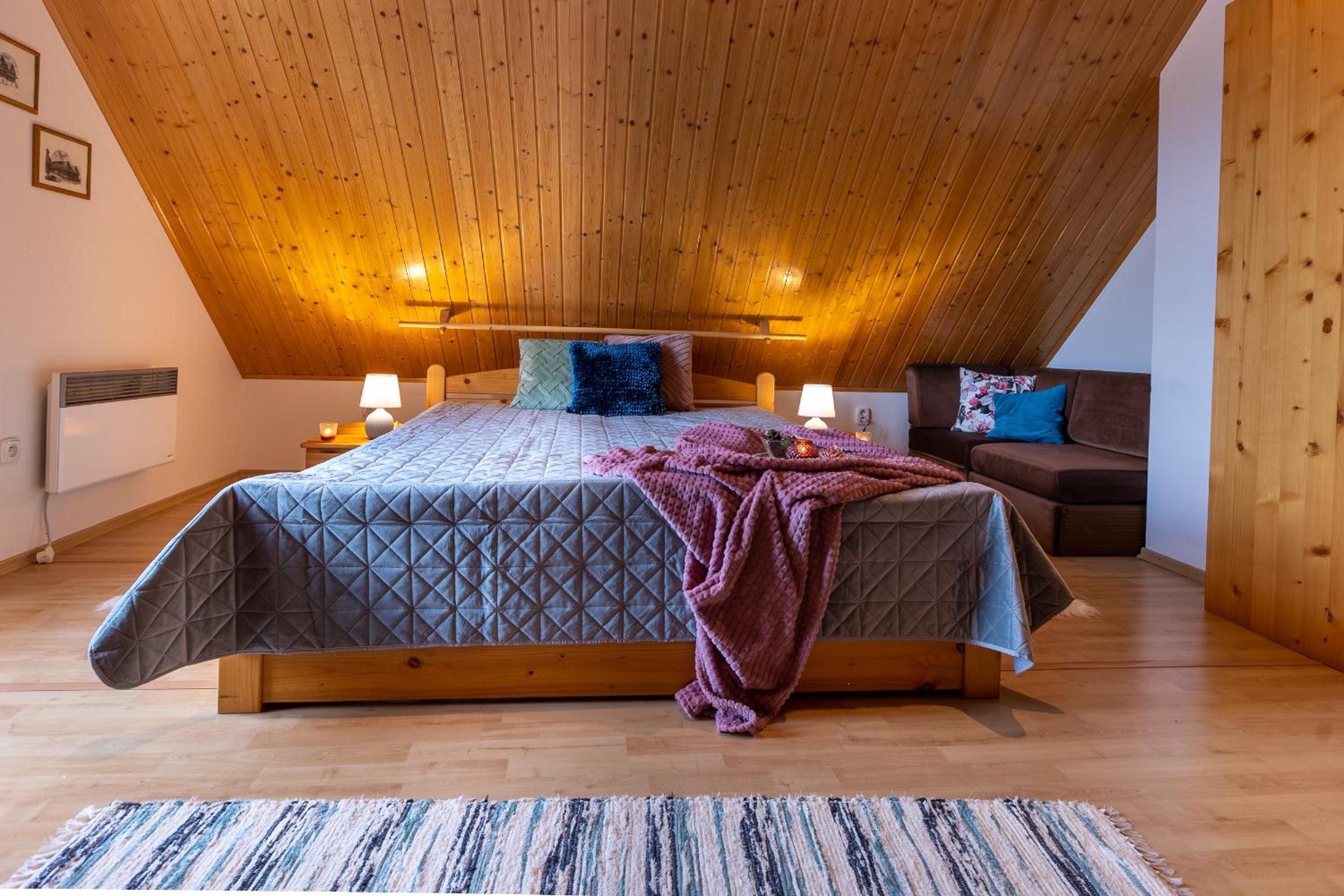 Villa Amalia, centrum Banska Stiavnica, parkovanie pre 2 auta, velka zahrada s krbom, cela Villa Amalia pre 16 osob alebo samostatne nezavisle prve podlazi view 4