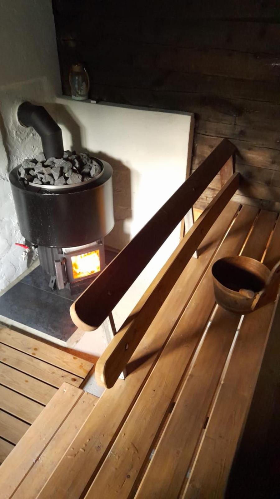 Leppälän vanhatupa rantasaunalla