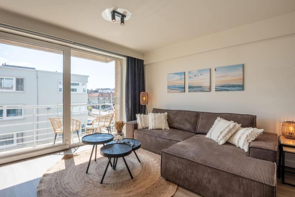Modern apartment close to the beach for 6