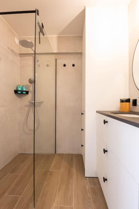 Modern apartment close to the beach for 6