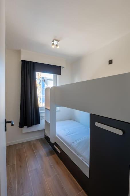 Modern apartment close to the beach for 6