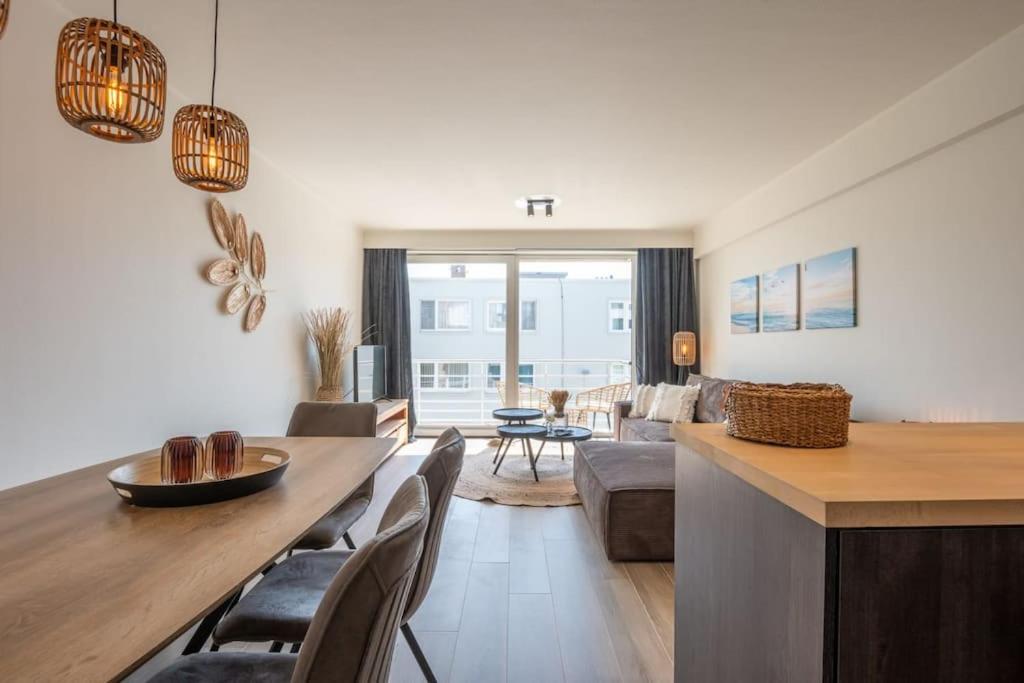 Modern apartment close to the beach for 6