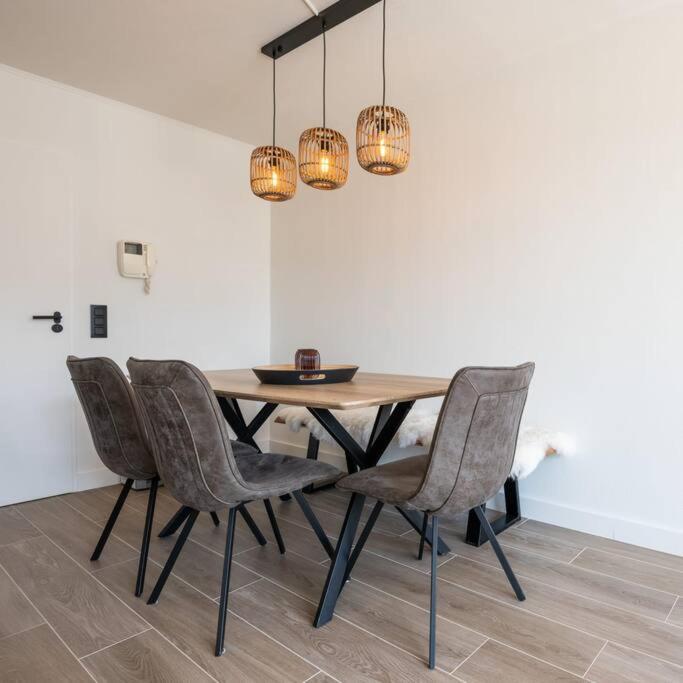 Modern apartment close to the beach for 6