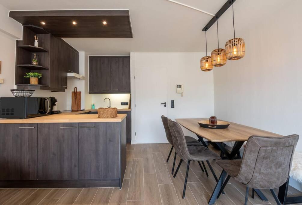 Modern apartment close to the beach for 6