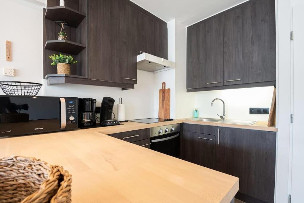 Modern apartment close to the beach for 6