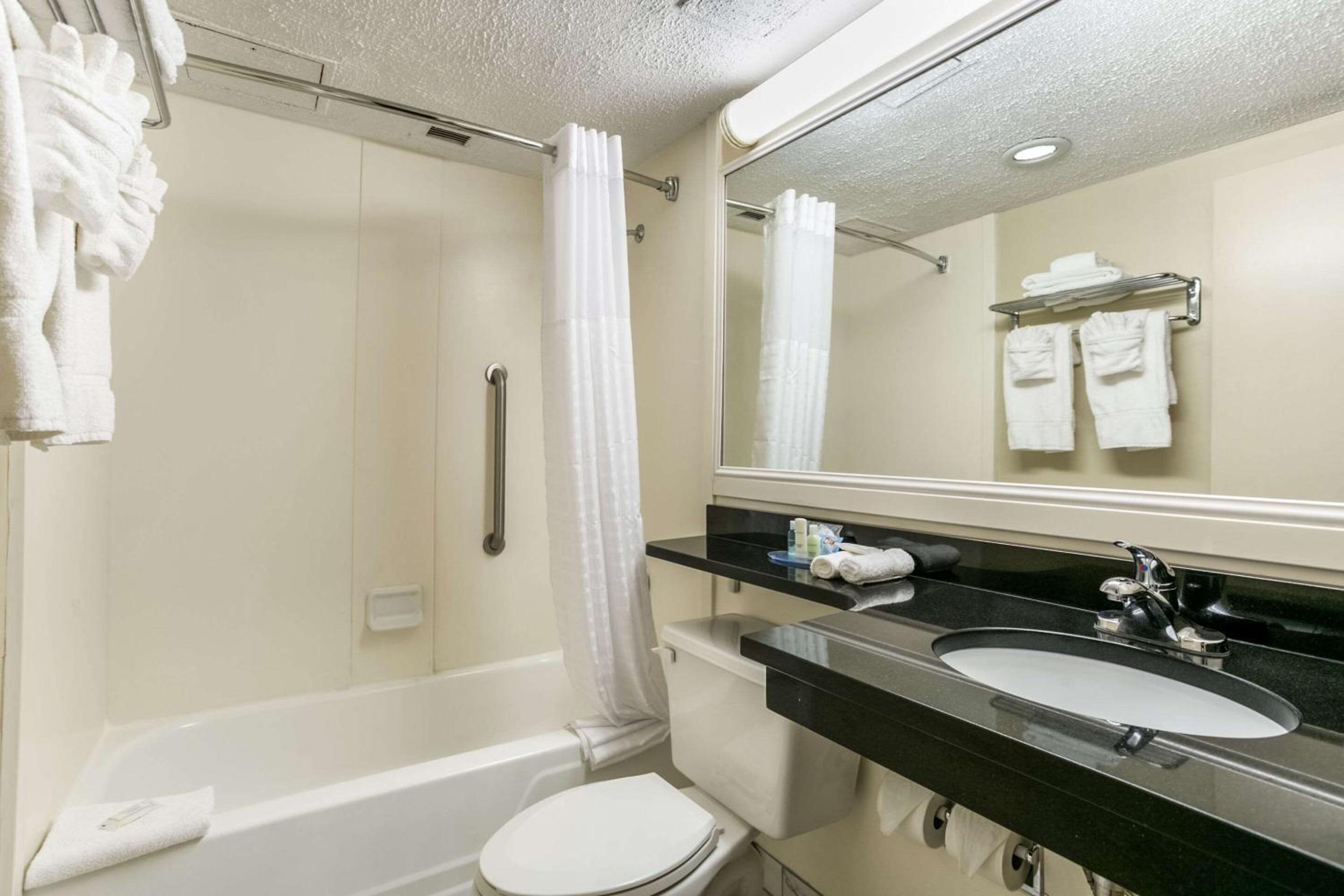 Hanover Vacations - Clarion Hotel BWI Airport Arundel Mills - Property Image 4