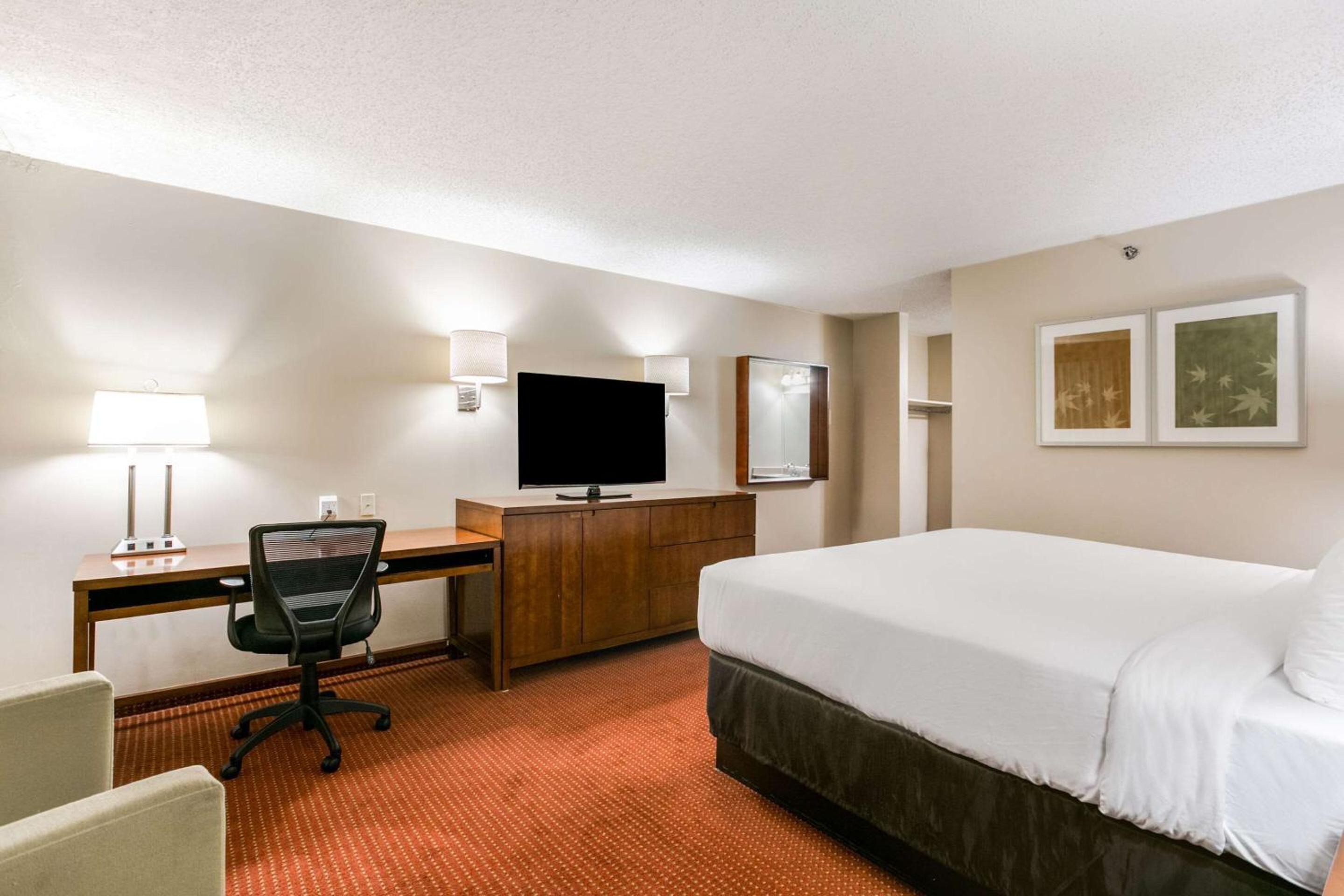 Hanover Vacations - Clarion Hotel BWI Airport Arundel Mills - Property Image 2