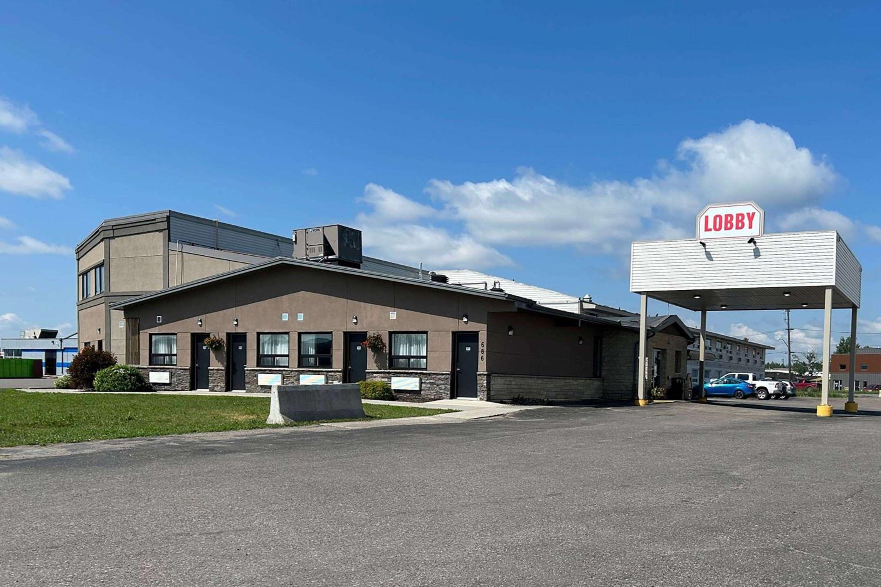 Thunder Bay Vacations - Howard Johnson by Wyndham Thunder Bay - Property Image 1