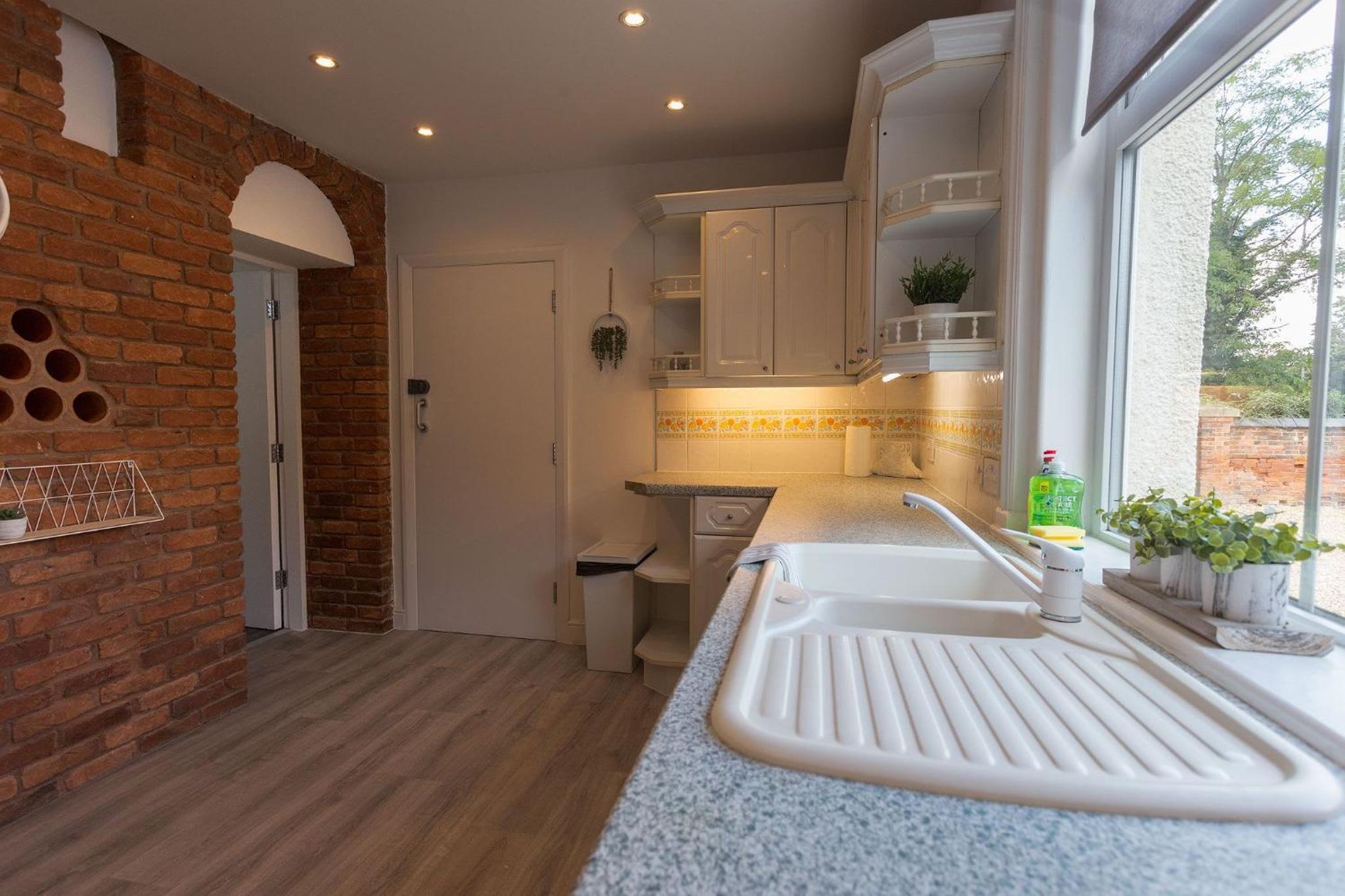 Stunning Rural Apartment - Sleeps 4 - Parking view 3