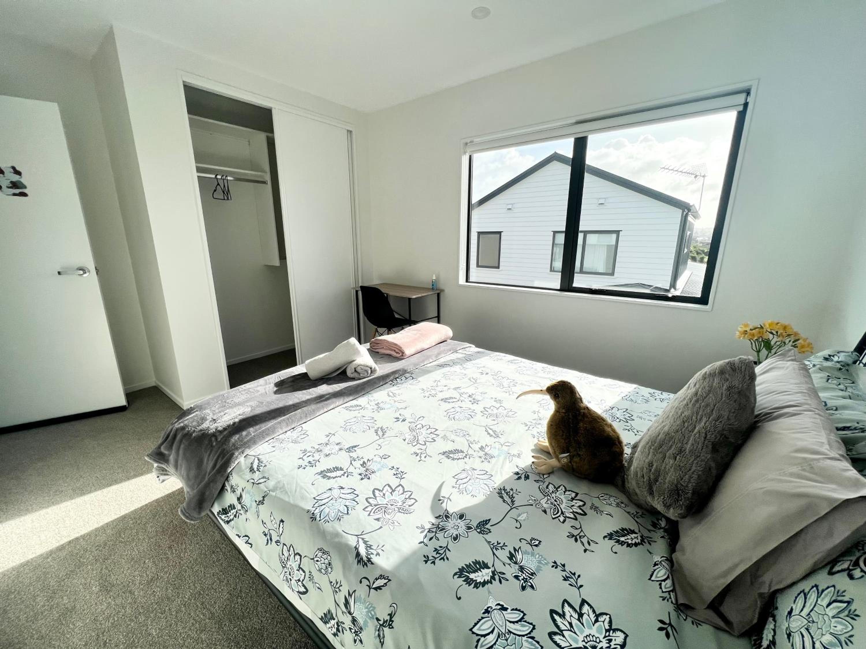 A&J Queen bedroom-Quiet and brand new with reserve view view 5