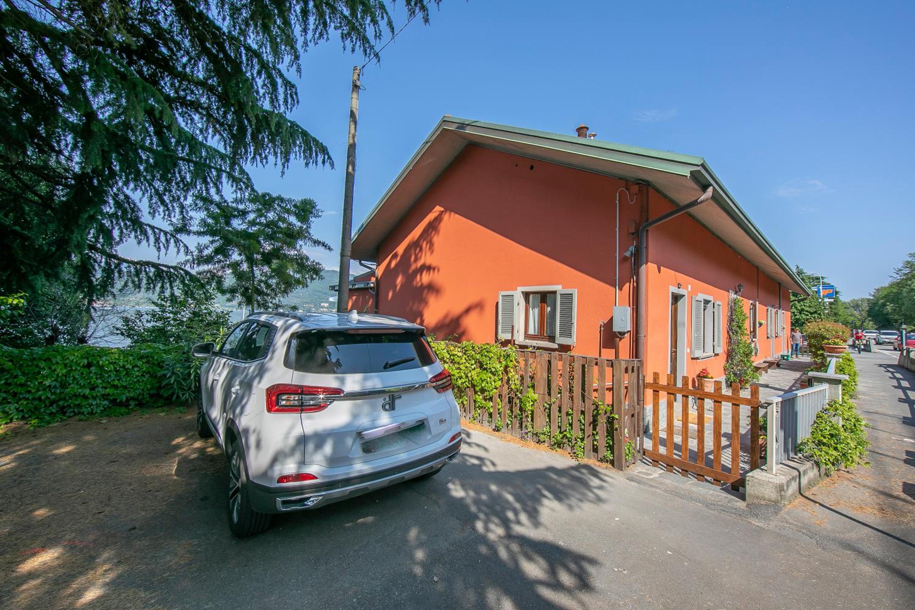 Red House: Beachfront Terrace & Private Beach - Happy Rentals