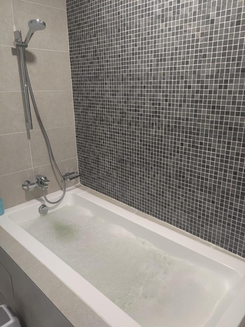 TheOoak suite 4pax cozy home stay @mont kiara