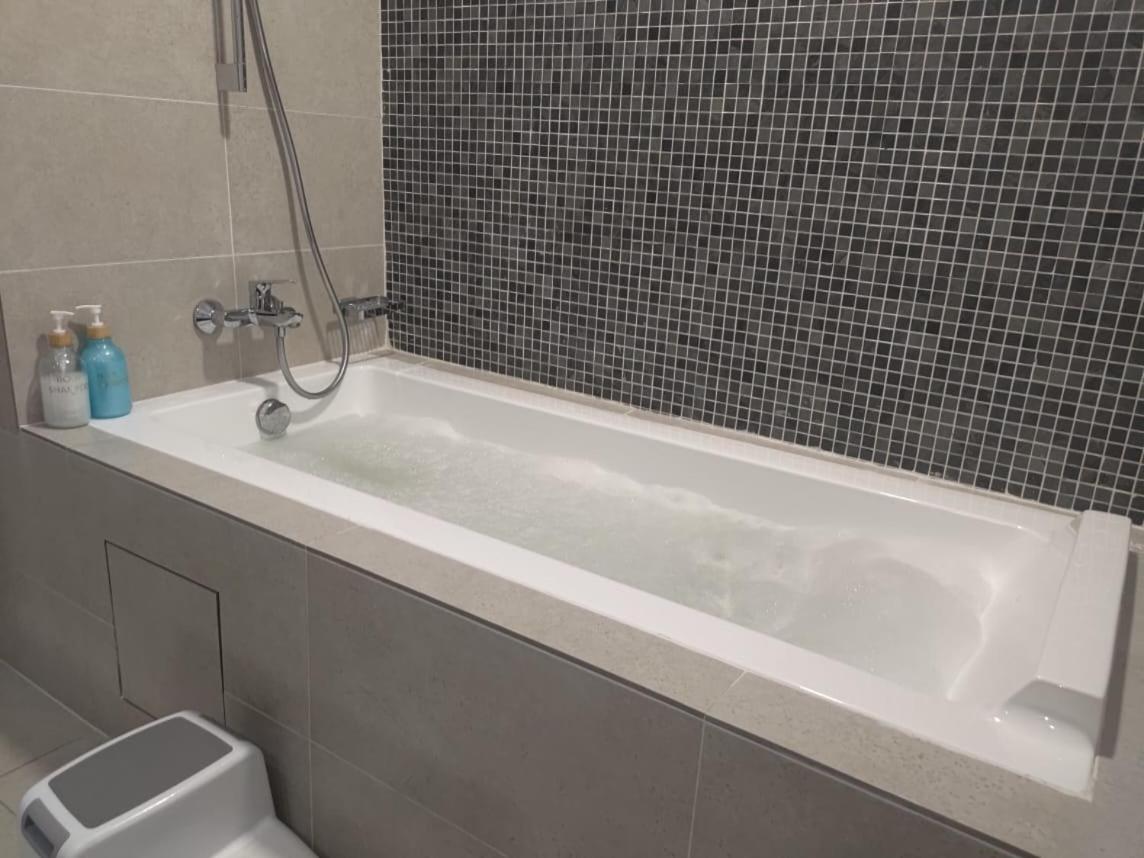 TheOoak suite 4pax cozy home stay @mont kiara