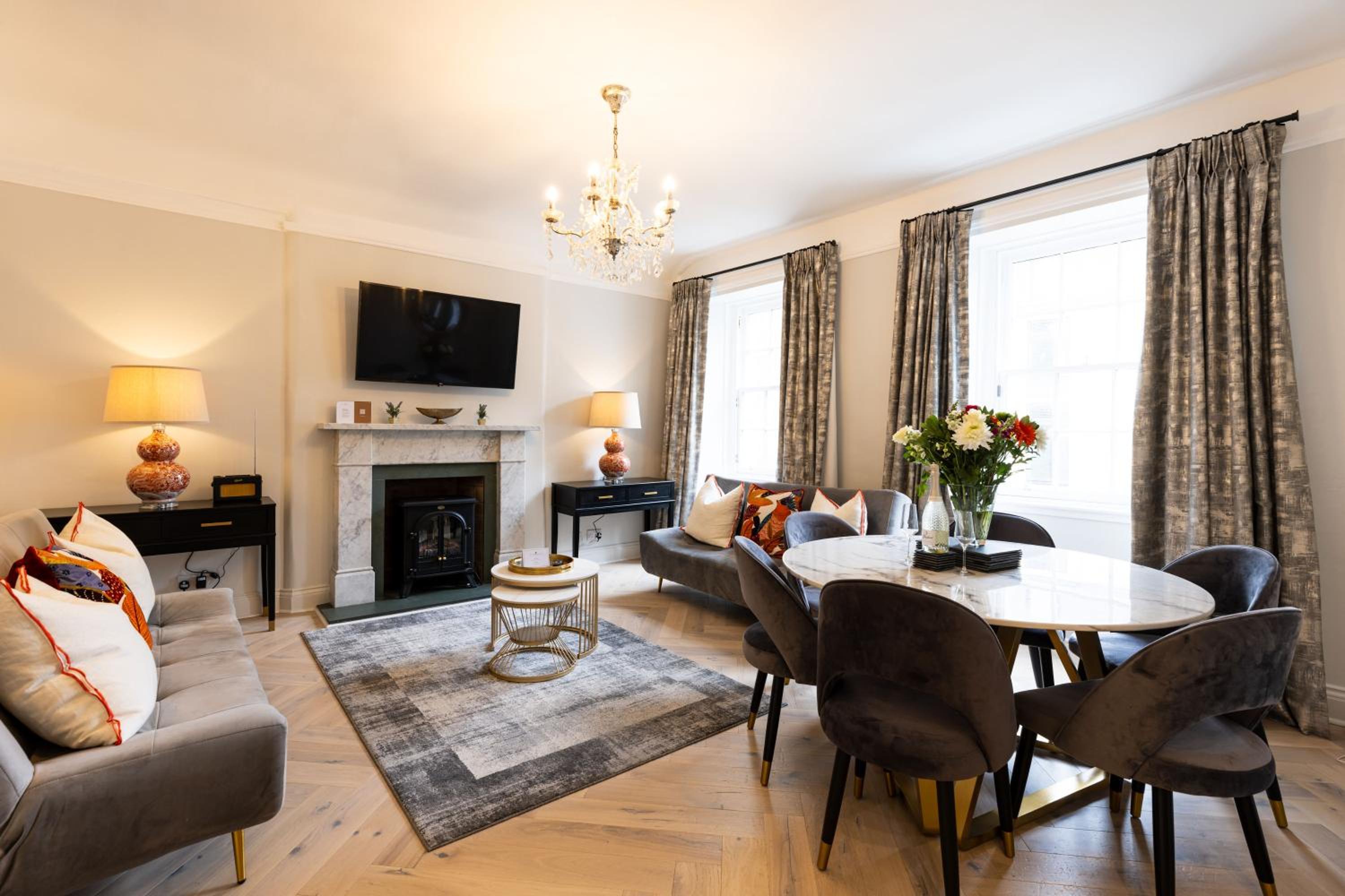 RÌGH Properties - Luxurious City Centre Three Bedroom Apartment view 3
