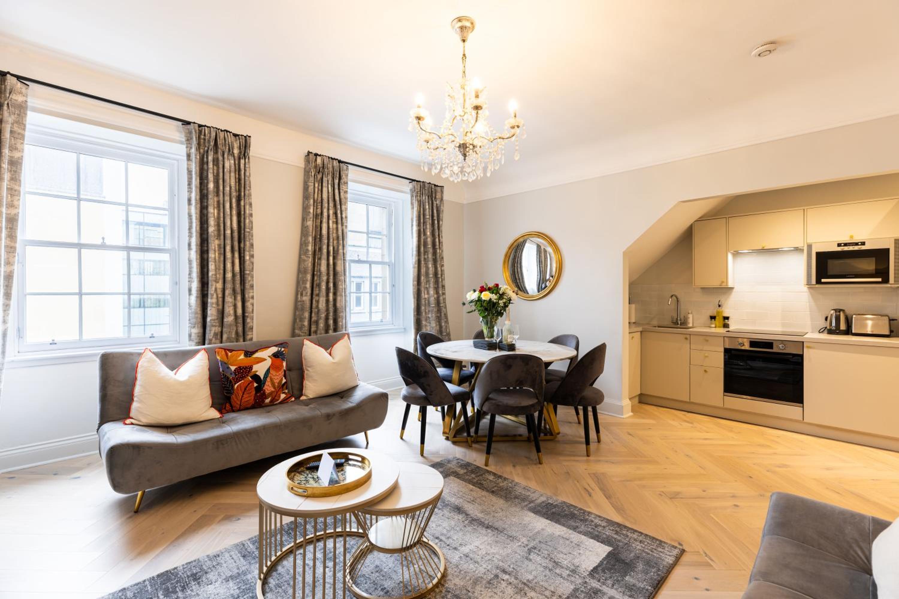 RÌGH Properties - Luxurious City Centre Three Bedroom Apartment view 4