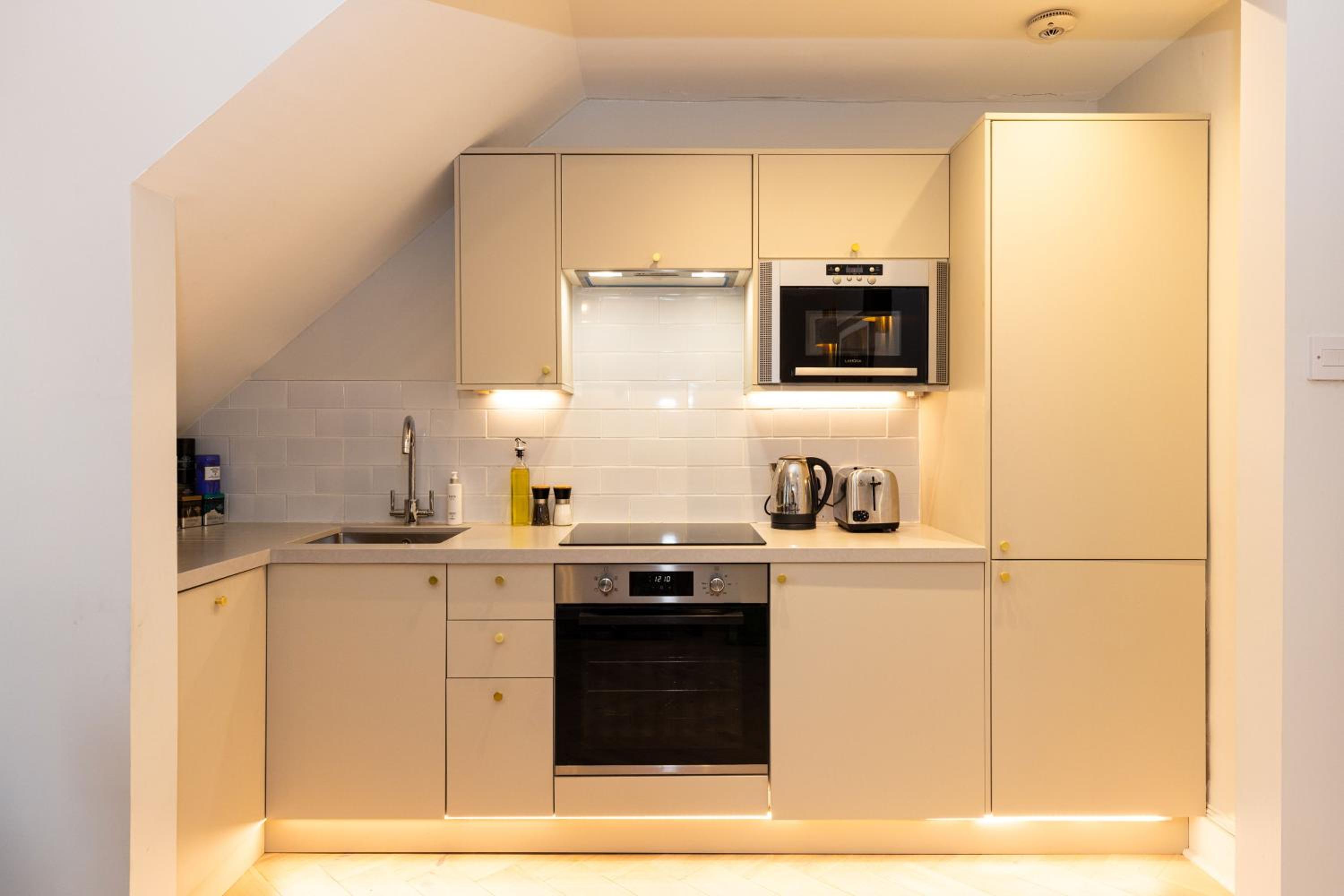 RÌGH Properties - Luxurious City Centre Three Bedroom Apartment view 5