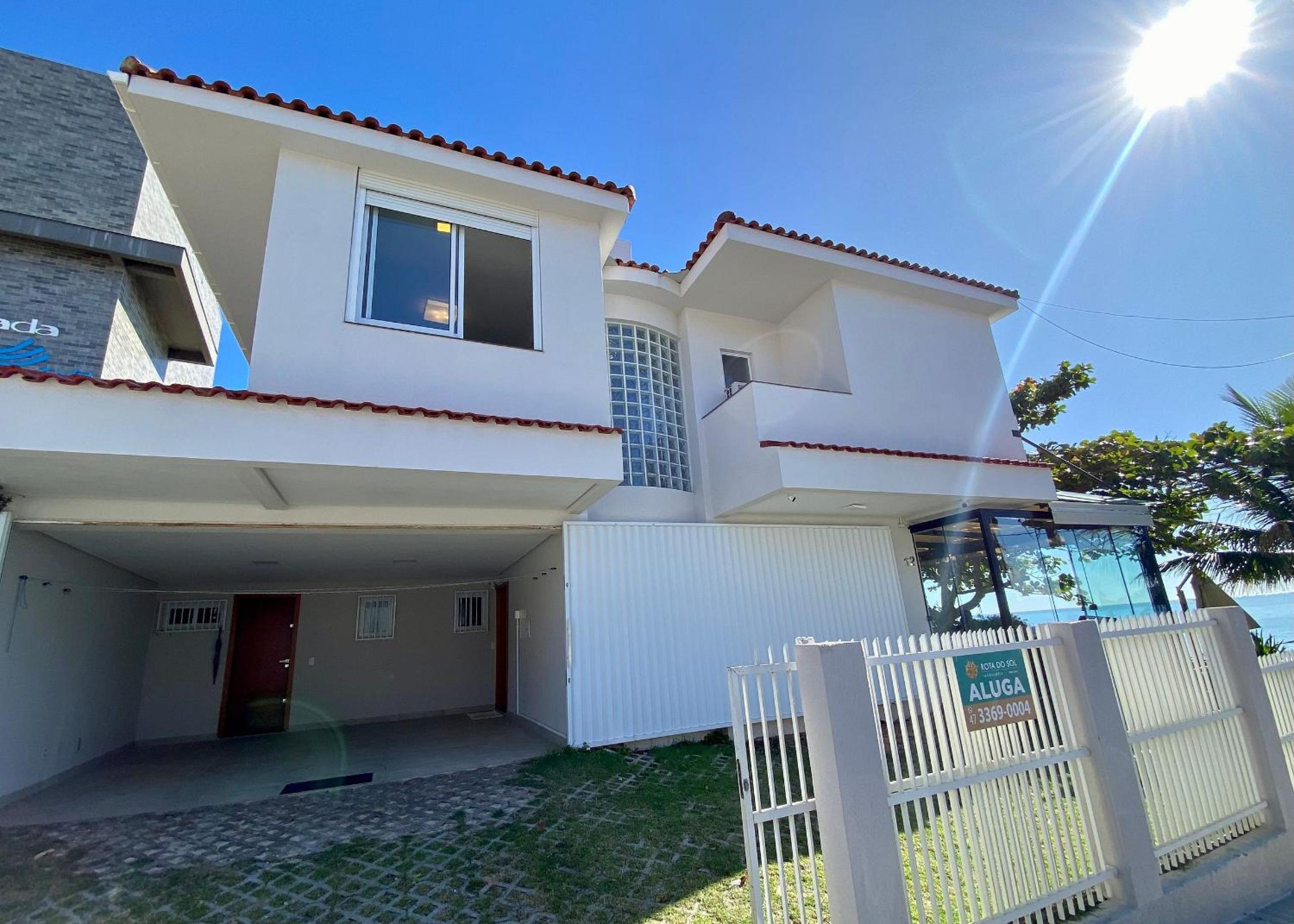 415 - Casa frente mar para alugar Bombinhas com 4 suítes