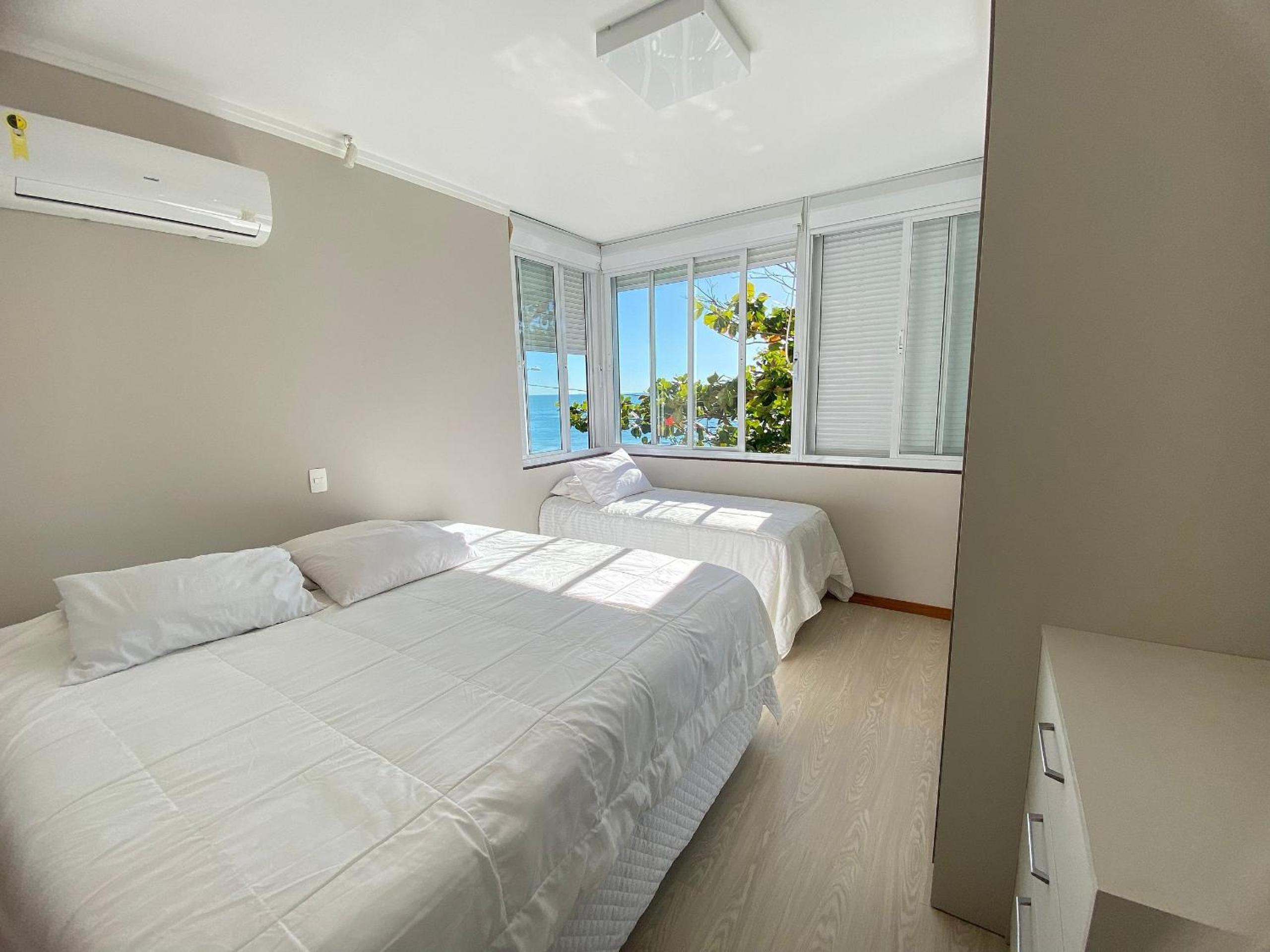 415 - Casa frente mar para alugar Bombinhas com 4 suítes
