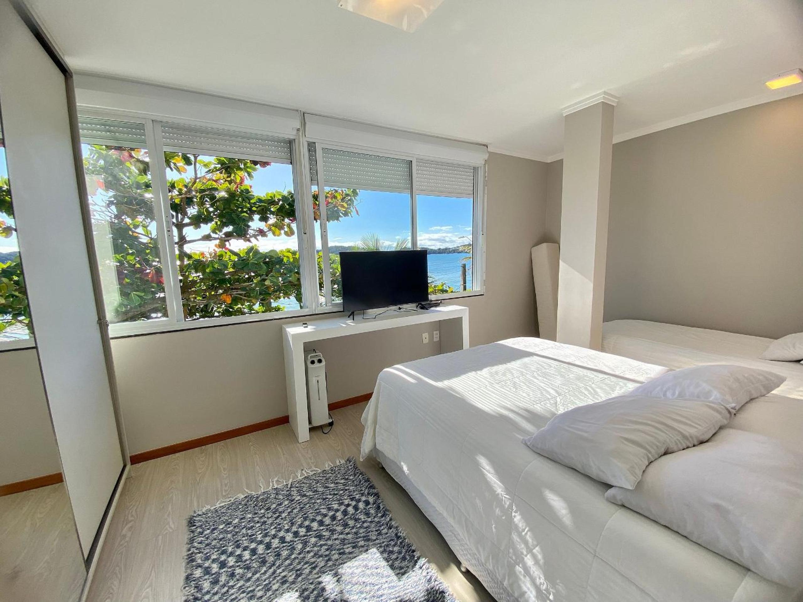 415 - Casa frente mar para alugar Bombinhas com 4 suítes