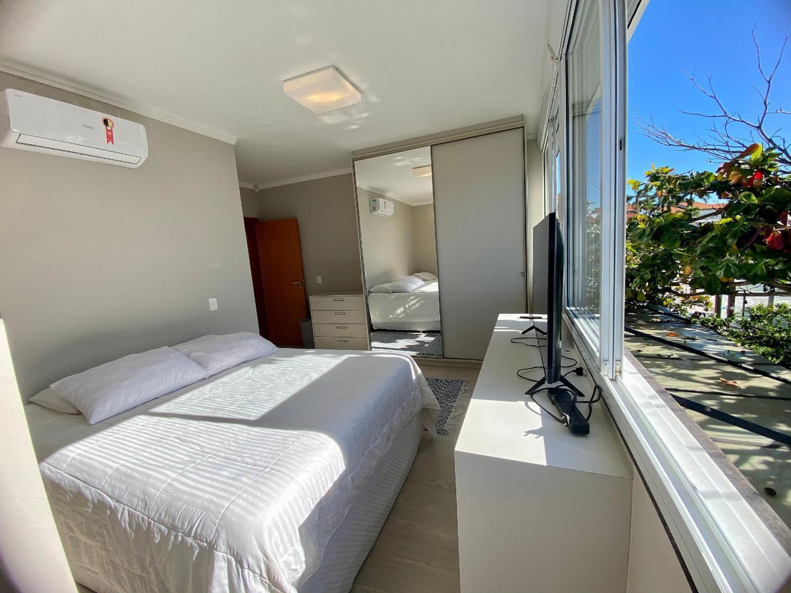 415 - Casa frente mar para alugar Bombinhas com 4 suítes