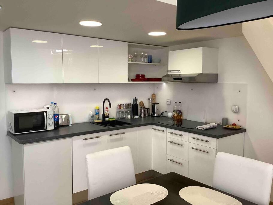 Quiet, Spacious and New 72m2 Old Town Apartment - perfect for 4-6