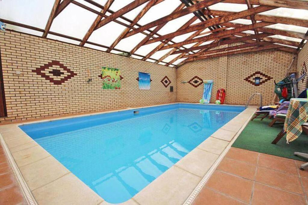 Hill Crest House Lincolnshire With Indoor Pool view 3