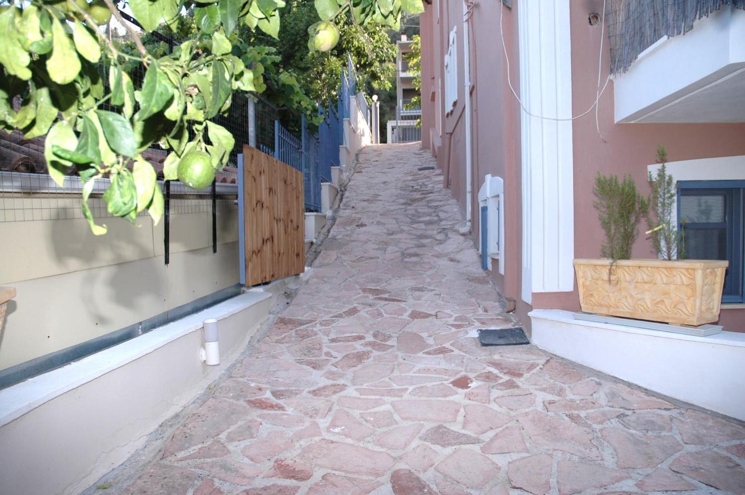 A L' AISE STUDIOS view 3