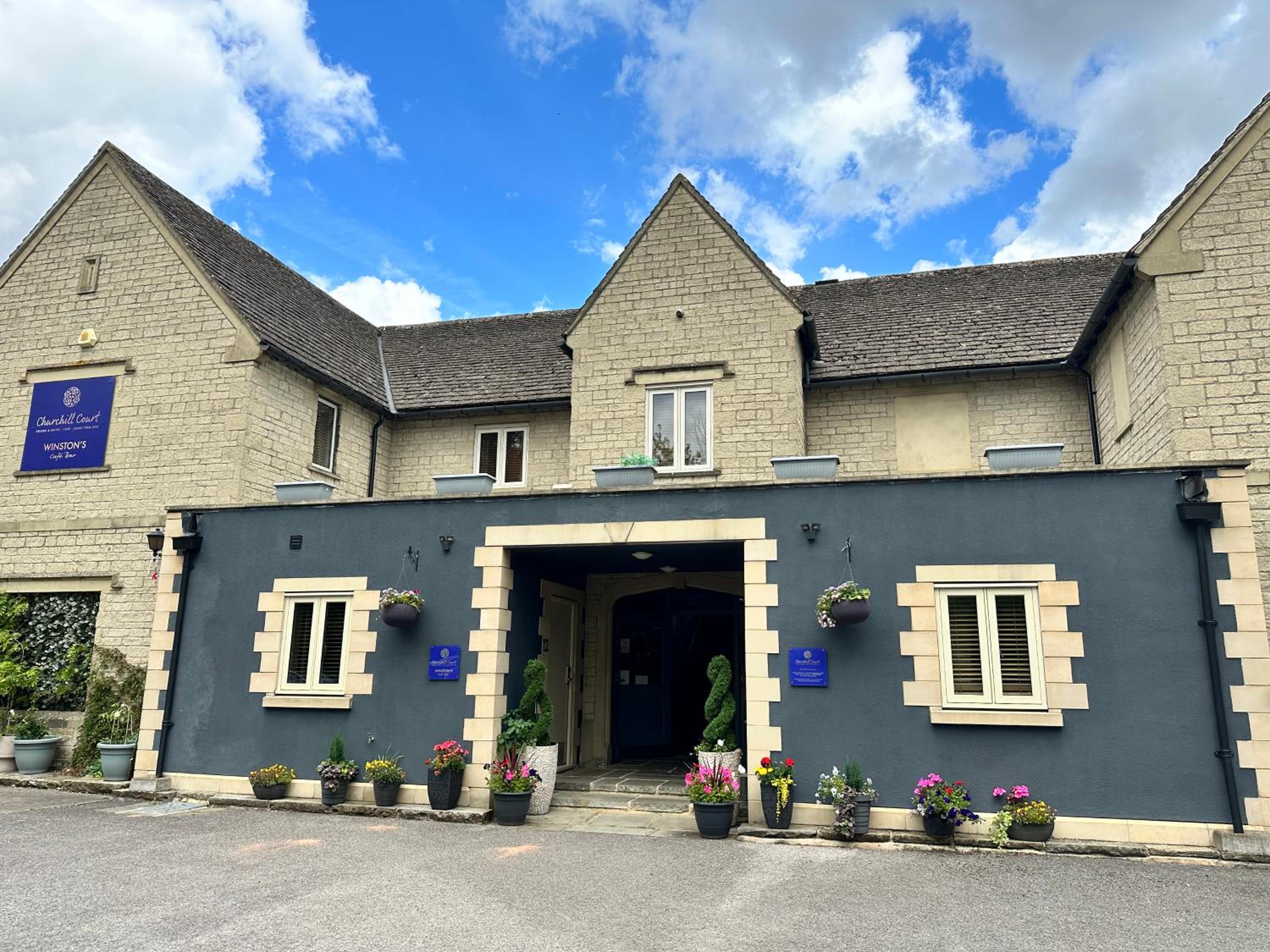 Hotel The Churchill Court - Image 1