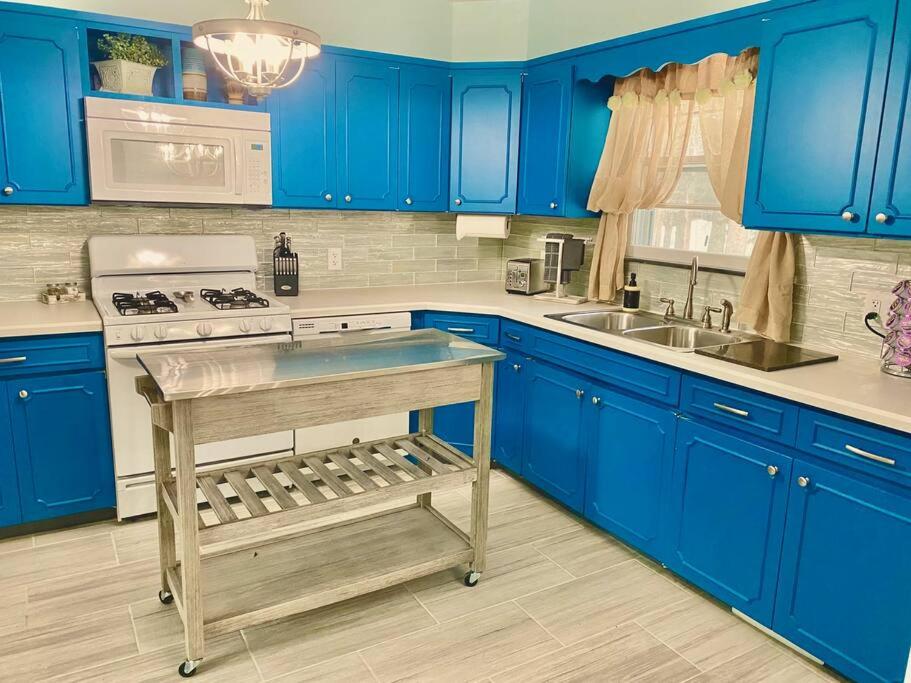 Rustic Elegance 3BDR Stylish Farmhouse Getaway view 3