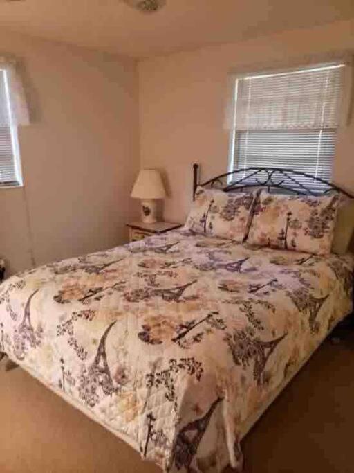 Siesta Key, 2.5 miles away! Close to everything. view 3