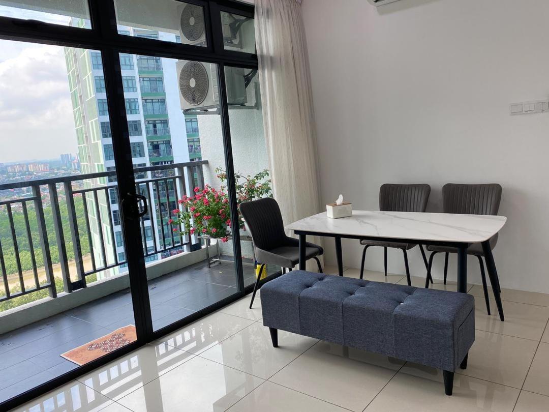 HomeNest JB City Poolview suite by Cozy Home