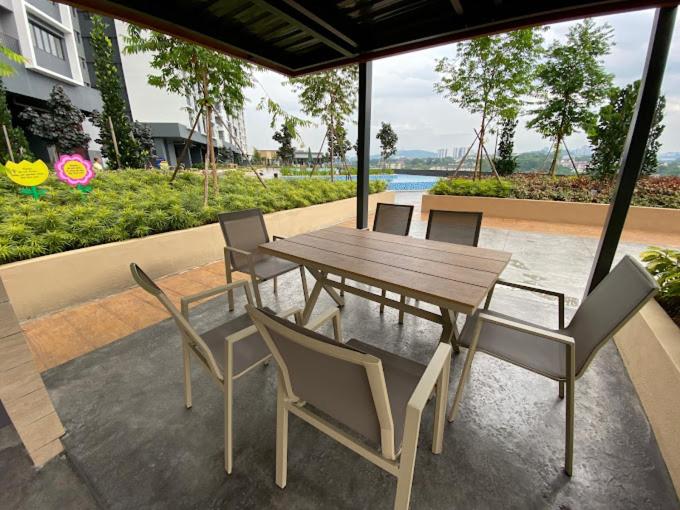 The Netizen #Cheras#C180#MRT#9person stay#Staycation 3 Bed Rooms