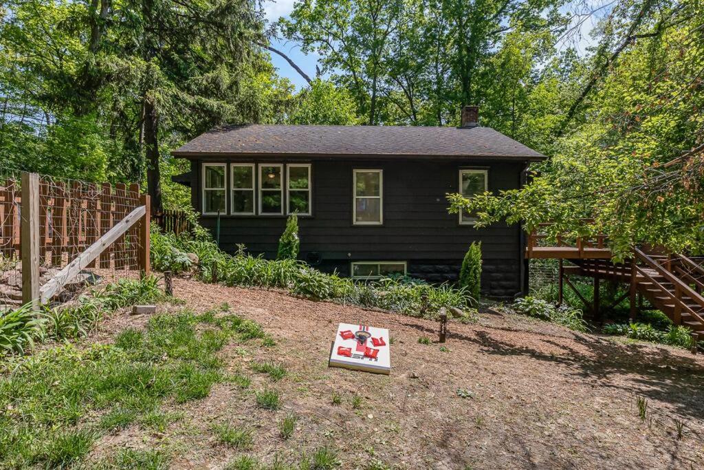 Black Cabin Getaway in Woods I Valpo