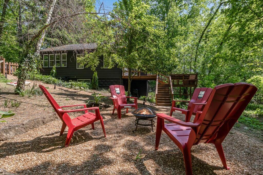 Black Cabin Getaway in Woods I Valpo view 2