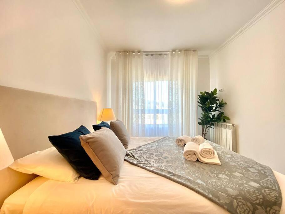Deluxe 2 Bedroom Oceanfront Flat in Praia del Rey view 2