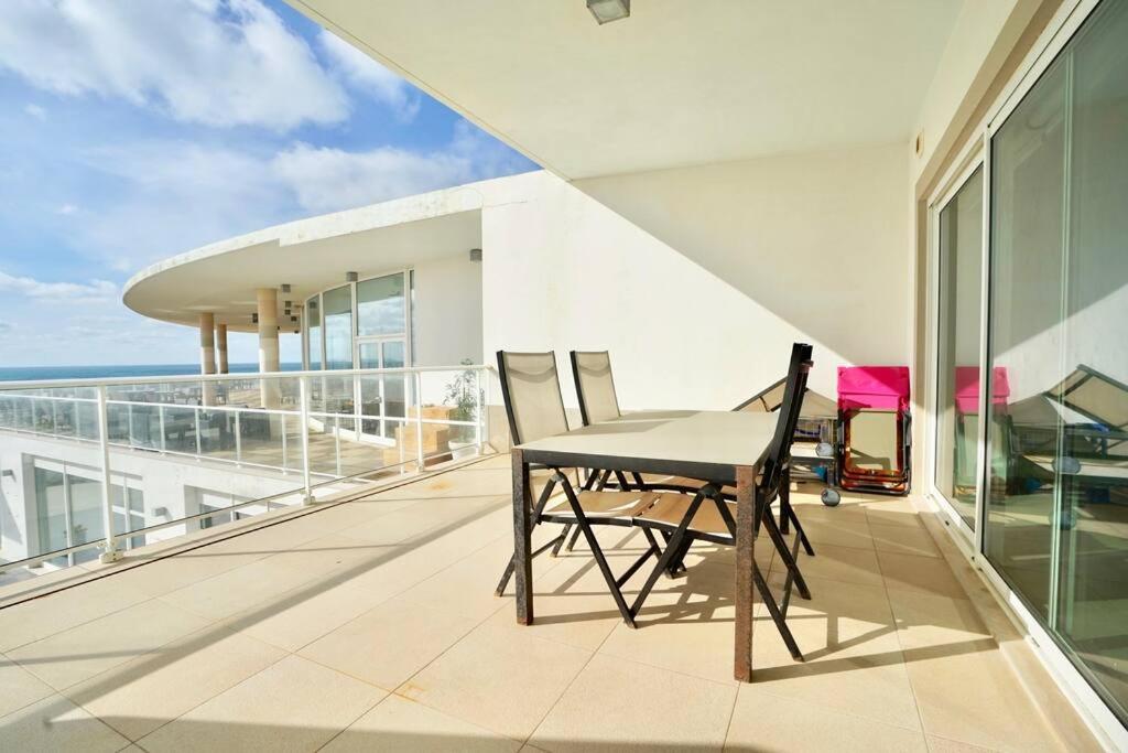 Deluxe 2 Bedroom Oceanfront Flat in Praia del Rey view 3