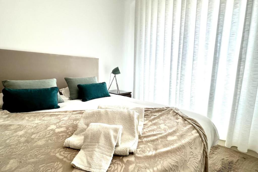 Deluxe 2 Bedroom Oceanfront Flat in Praia del Rey view 4
