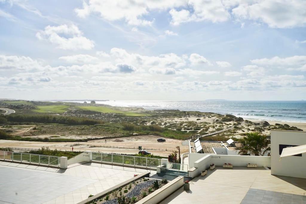 Deluxe 2 Bedroom Oceanfront Flat in Praia del Rey view 5